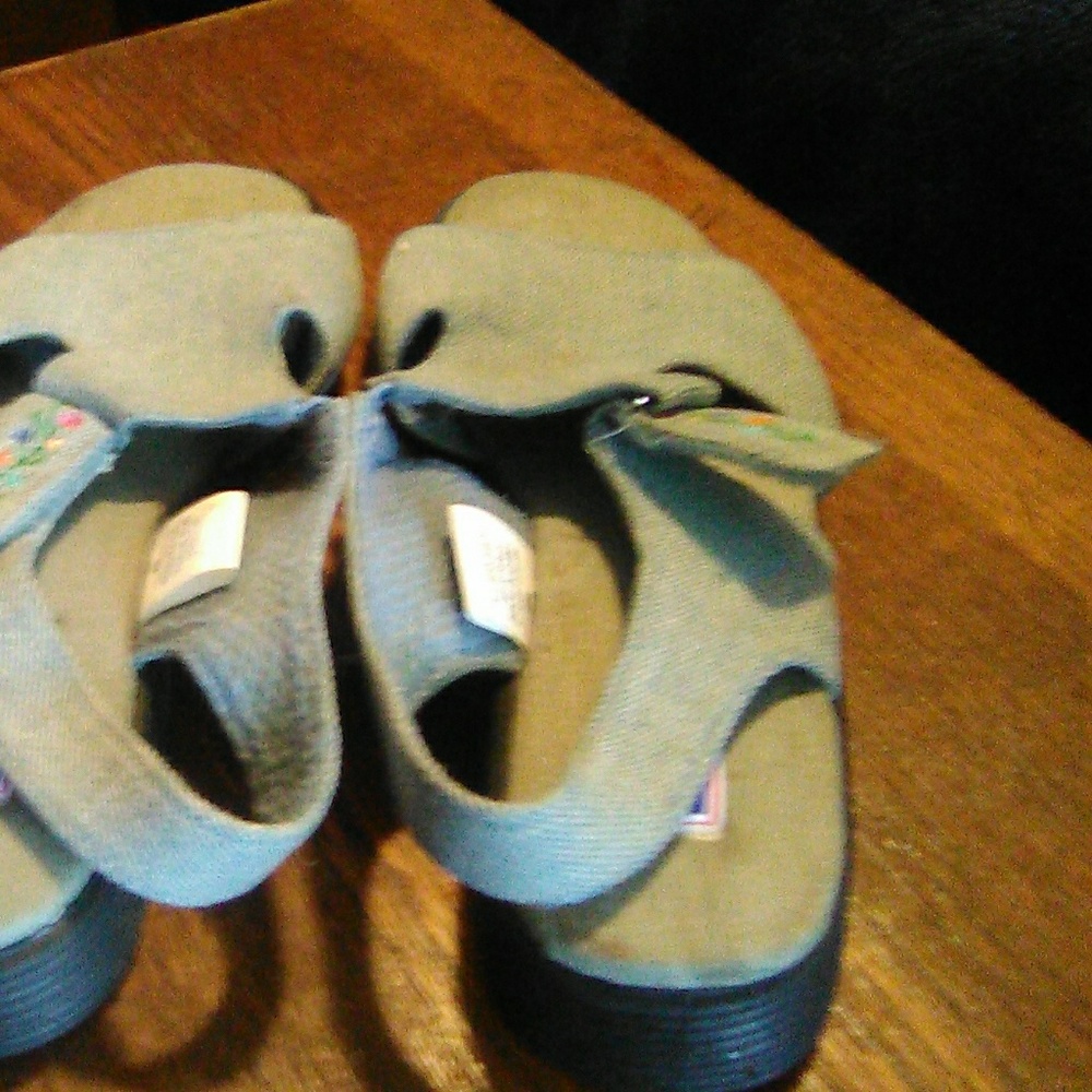 Shoes - Picture 4 of 4